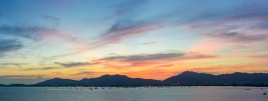 Dramatik renkli gökyüzü günbatımı ve gündoğumu