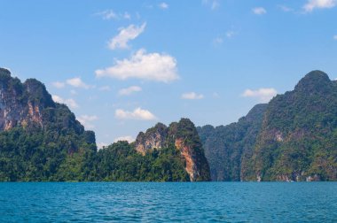 Güzel dağlar göl gölü gökyüzü ve doğal eğlence Ratchaprapha Barajı Khao Sok Ulusal Parkı, Surat Thani Eyaleti, Tayland