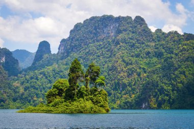 Güzel dağlar göl gölü gökyüzü ve doğal eğlence Ratchaprapha Barajı Khao Sok Ulusal Parkı, Surat Thani Eyaleti, Tayland