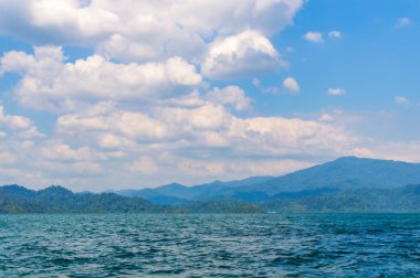 Güzel dağlar göl gölü gökyüzü ve doğal eğlence Ratchaprapha Barajı Khao Sok Ulusal Parkı, Surat Thani Eyaleti, Tayland