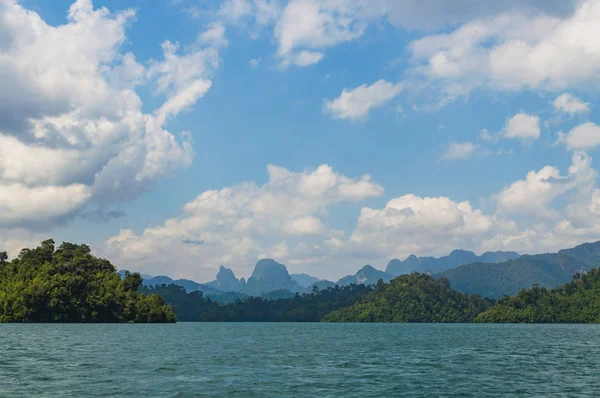 泰国素拉拉巴尼省Khao Sok国家公园腊恰帕塔大坝美丽的高山湖泊、天空和自然景观 — 图库照片