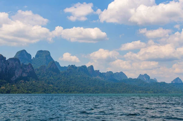 Güzel dağlar göl gölü gökyüzü ve doğal eğlence Ratchaprapha Barajı Khao Sok Ulusal Parkı, Surat Thani Eyaleti, Tayland