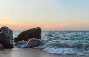 Taş karşı denizde dalga sıçrama