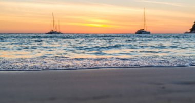 Gün batımında kum üzerinde yumuşak dalgalar. Seçici odak.