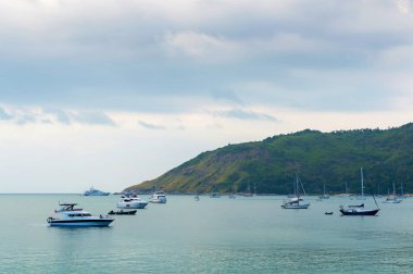 Küçük sürat teknesi deniz ufuk uzak bir mesafede arka plan ile kıyıya yakın dalgalı denizde demirleme