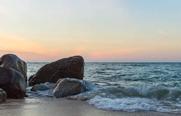 Taş karşı denizde dalga sıçrama