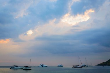 Küçük sürat teknesi deniz ufuk uzak bir mesafede arka plan ile kıyıya yakın dalgalı denizde demirleme