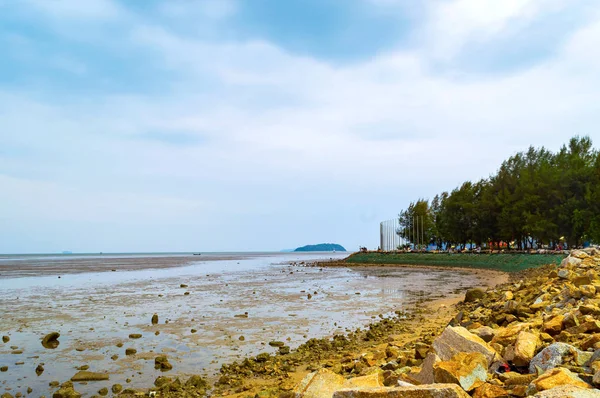 Veduta di rocce sulla spiaggia sabbiosa in bassa marea, isola di Phuket — Foto Stock