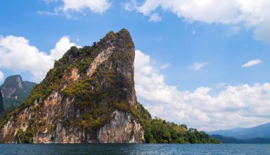 Güzel dağlar göl gölü gökyüzü ve doğal eğlence Ratchaprapha Barajı Khao Sok Ulusal Parkı, Surat Thani Eyaleti, Tayland