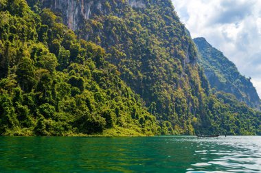 Güzel dağlar göl gölü gökyüzü ve doğal eğlence Ratchaprapha Barajı Khao Sok Ulusal Parkı, Surat Thani Eyaleti, Tayland