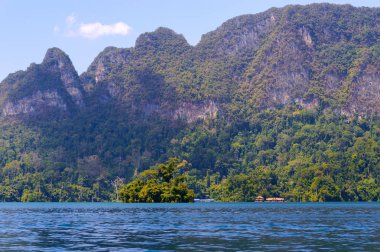 Güzel dağlar göl gölü gökyüzü ve doğal eğlence Ratchaprapha Barajı Khao Sok Ulusal Parkı, Surat Thani Eyaleti, Tayland