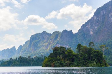 Güzel dağlar göl gölü gökyüzü ve doğal eğlence Ratchaprapha Barajı Khao Sok Ulusal Parkı, Surat Thani Eyaleti, Tayland