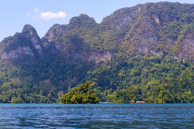 Güzel dağlar göl gölü gökyüzü ve doğal eğlence Ratchaprapha Barajı Khao Sok Ulusal Parkı, Surat Thani Eyaleti, Tayland