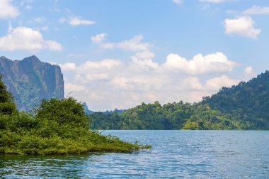 Güzel dağlar göl gölü gökyüzü ve doğal eğlence Ratchaprapha Barajı Khao Sok Ulusal Parkı, Surat Thani Eyaleti, Tayland