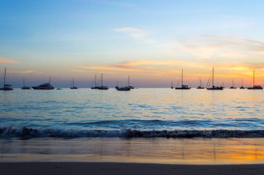 Lüks Yatlar ve phuket, Thaila akşam deniz günbatımı