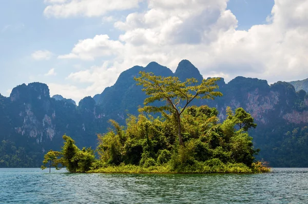 Güzel dağlar göl gölü gökyüzü ve doğal eğlence Ratchaprapha Barajı Khao Sok Ulusal Parkı, Surat Thani Eyaleti, Tayland