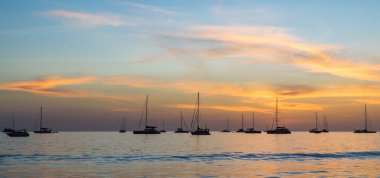 Dramatik renkli gökyüzü günbatımı ve gündoğumu