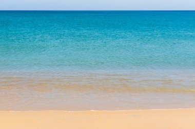 Deniz Manzaralı, temiz su ve mavi gökyüzü güzel tropikal plaj