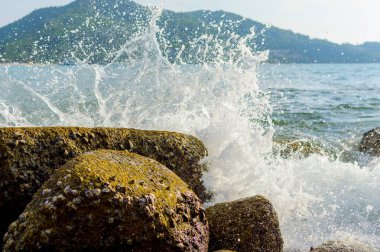 bir sprey şekillendirme kırma taşlık bir sahilde dalgalar