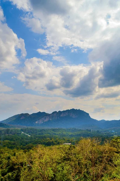 Tayland 'daki yeşil dağ manzarası