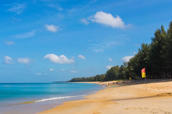 海の景色、きれいな水と青い空の美しい熱帯のビーチ — ストック写真