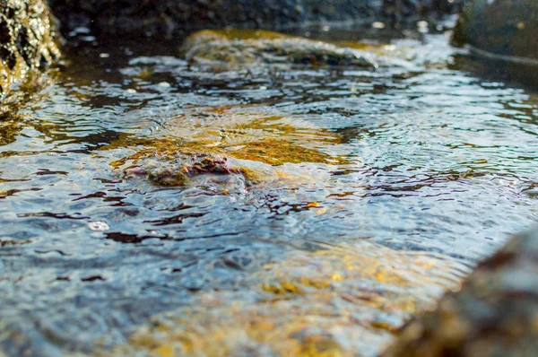bir sprey şekillendirme kırma taşlık bir sahilde dalgalar
