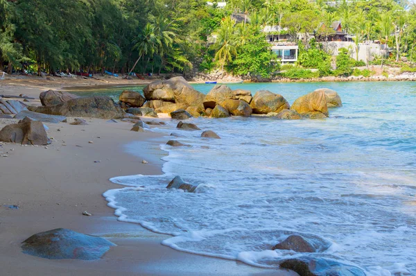 Pequeña playa tranquila de Hua en la isla de Phuket — Foto de Stock