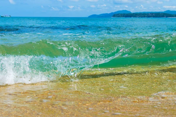 Měkká vlna modrého oceánu na písečné pláži. Pozadí. Selektivní zaměření — Stock fotografie