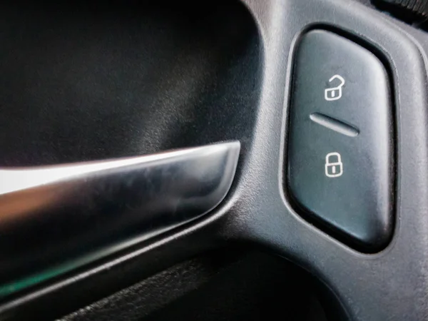Auto deur vergrendelknop. Elektrische vergrendeling knop in moderne auto. — Stockfoto