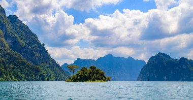 Güzel dağlar göl gölü gökyüzü ve doğal eğlence Ratchaprapha Barajı Khao Sok Ulusal Parkı, Surat Thani Eyaleti, Tayland
