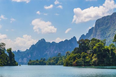 Güzel dağlar göl gölü gökyüzü ve doğal eğlence Ratchaprapha Barajı Khao Sok Ulusal Parkı, Surat Thani Eyaleti, Tayland