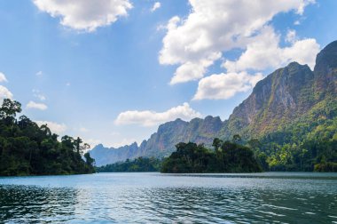Güzel dağlar göl gölü gökyüzü ve doğal eğlence Ratchaprapha Barajı Khao Sok Ulusal Parkı, Surat Thani Eyaleti, Tayland
