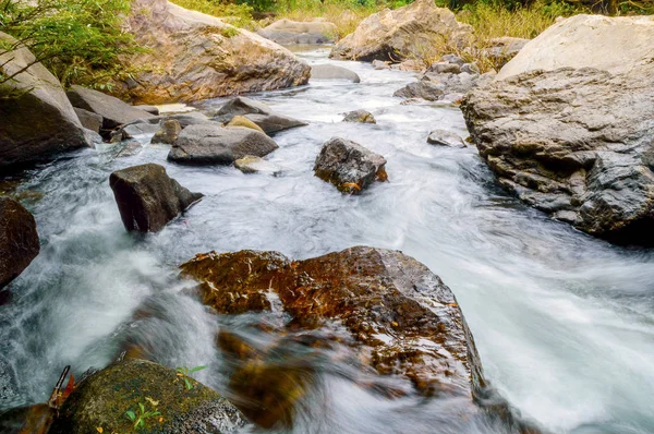 Piedras en el río de montaña en el bosque . — Foto de Stock