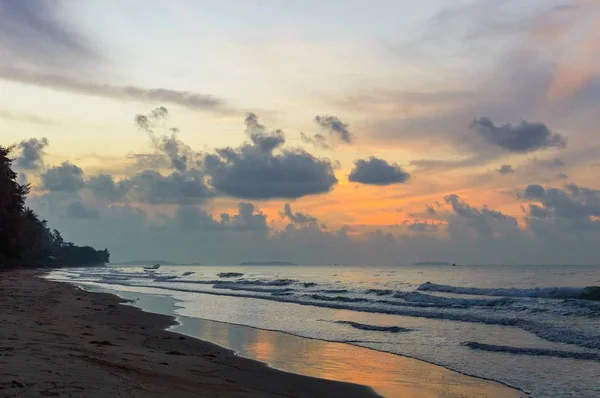 Beau lever de soleil sur la plage en Thaïlande province — Photo