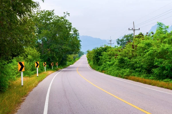 Pěkná asfaltová silnice v Asii — Stock fotografie
