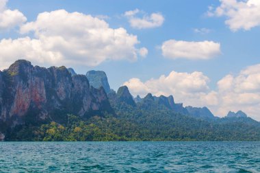 Güzel dağlar göl gölü gökyüzü ve doğal eğlence Ratchaprapha Barajı Khao Sok Ulusal Parkı, Surat Thani Eyaleti, Tayland