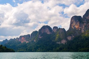 Güzel dağlar göl gölü gökyüzü ve doğal eğlence Ratchaprapha Barajı Khao Sok Ulusal Parkı, Surat Thani Eyaleti, Tayland