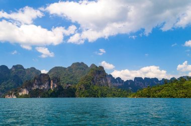 Güzel dağlar göl gölü gökyüzü ve doğal eğlence Ratchaprapha Barajı Khao Sok Ulusal Parkı, Surat Thani Eyaleti, Tayland