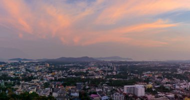 Dramatik renkli gökyüzü günbatımı ve gündoğumu