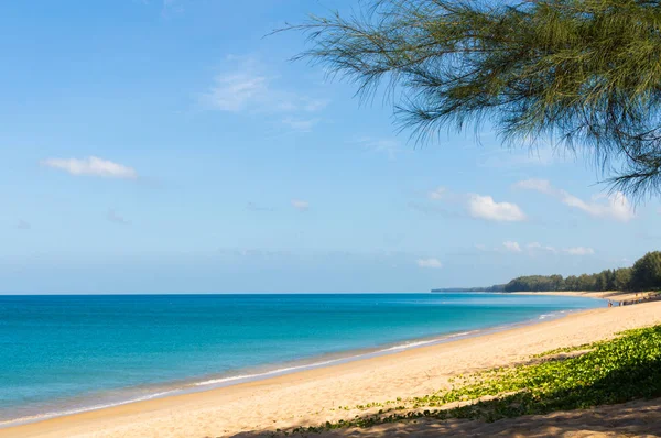 海の景色、きれいな水と青い空の美しい熱帯のビーチ — ストック写真