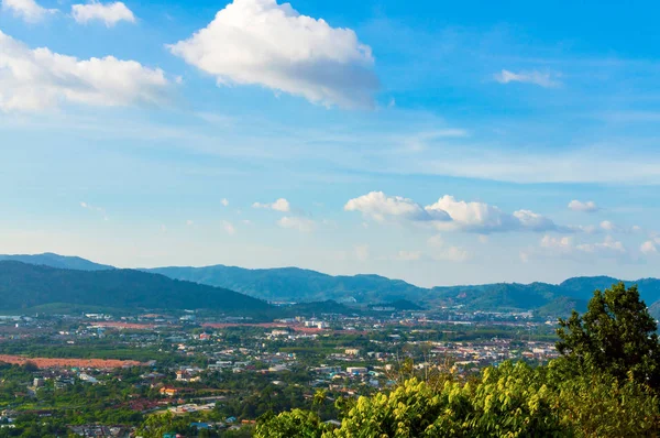 Hermosa vista de Phuket desde la torre de vistas de Khao-Khad, disfrute de la vista de 360 grados, como la bahía de Chalong, el cabo Panwa, la isla Sire, la isla Bon, pequeñas y grandes islas alrededor de Phuket, incluida la ciudad de Phuket —  Fotos de Stock