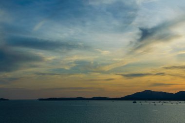 Dramatik renkli gökyüzü günbatımı ve gündoğumu