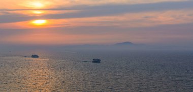 Dramatik renkli gökyüzü günbatımı ve gündoğumu