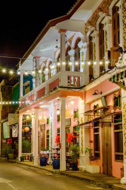 Akşam, Tayland Phuket town eski kasabasında küçük sokak