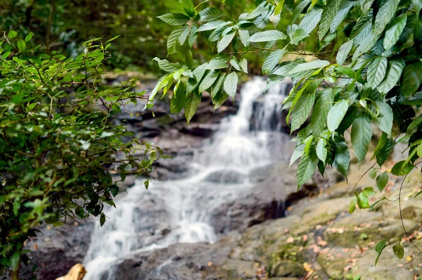 Cachoeira Kathu na ilha de Phuket, na Tailândia — Fotografia de Stock