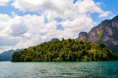 Güzel dağlar göl gölü gökyüzü ve doğal eğlence Ratchaprapha Barajı Khao Sok Ulusal Parkı, Surat Thani Eyaleti, Tayland