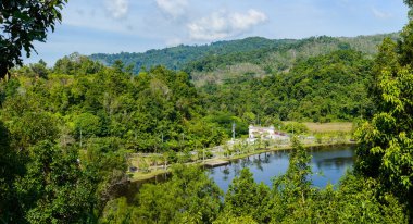 Göl ve yol ile güzel manzara