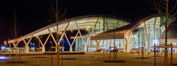 Rostov on Don, Rusko - 12. prosince 2017: Mezinárodní letiště platovým exteriér budovy — Stock fotografie