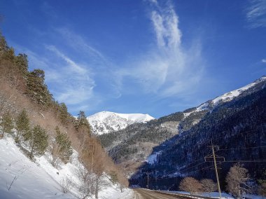 Yol ve kar kış dağ manzarası