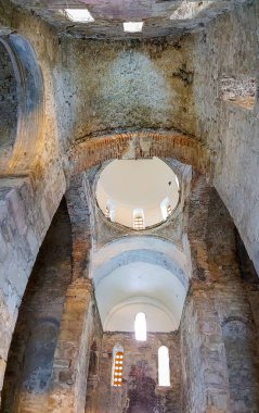 Terk edilmiş Ortodoks tapınağın İç Mimarlık parçası. Kuzey Kafkasya. Alt-Arkhyz yerleşim.